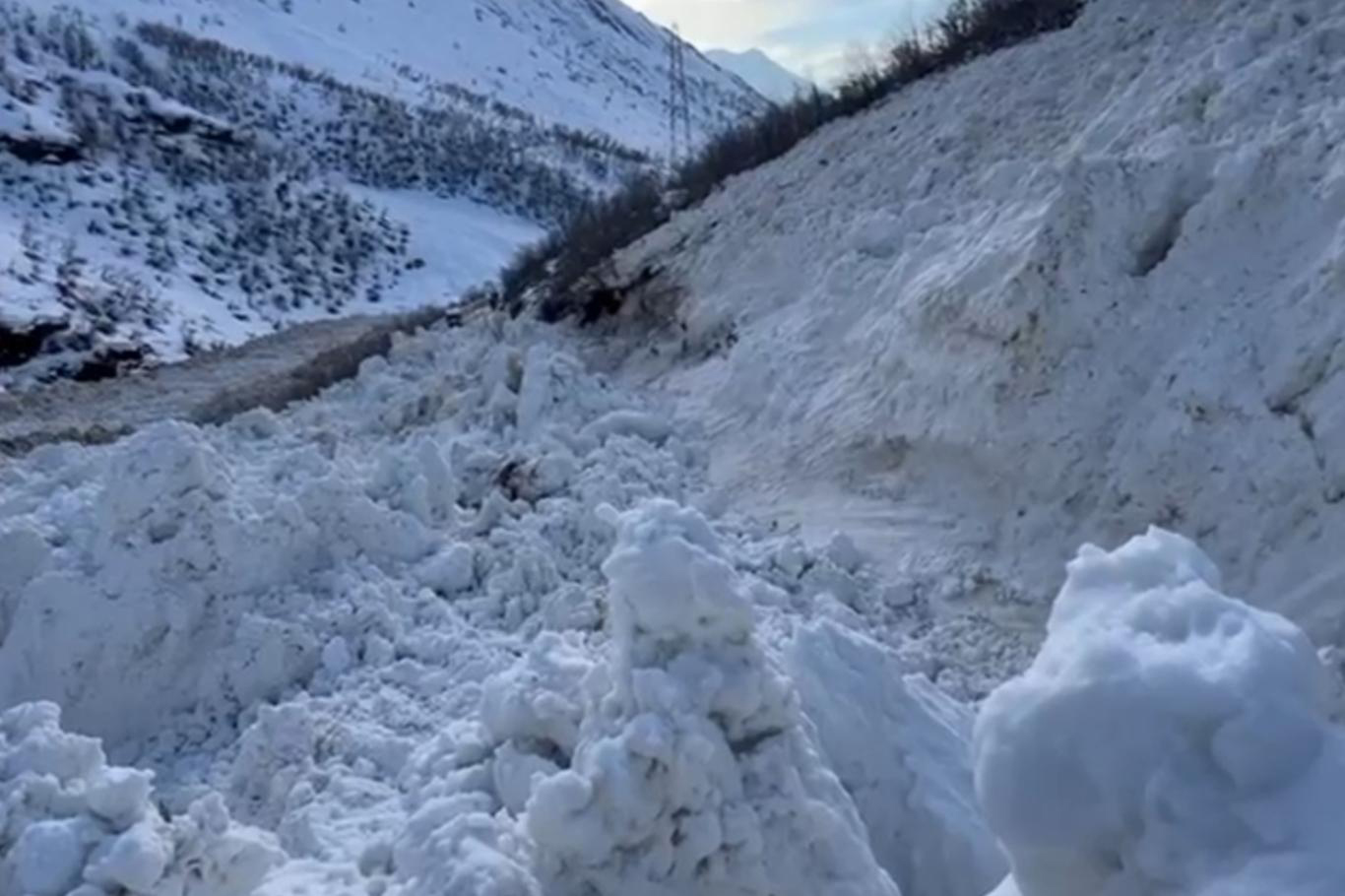 Şırnak-Hakkâri kara yoluna çığ düştü