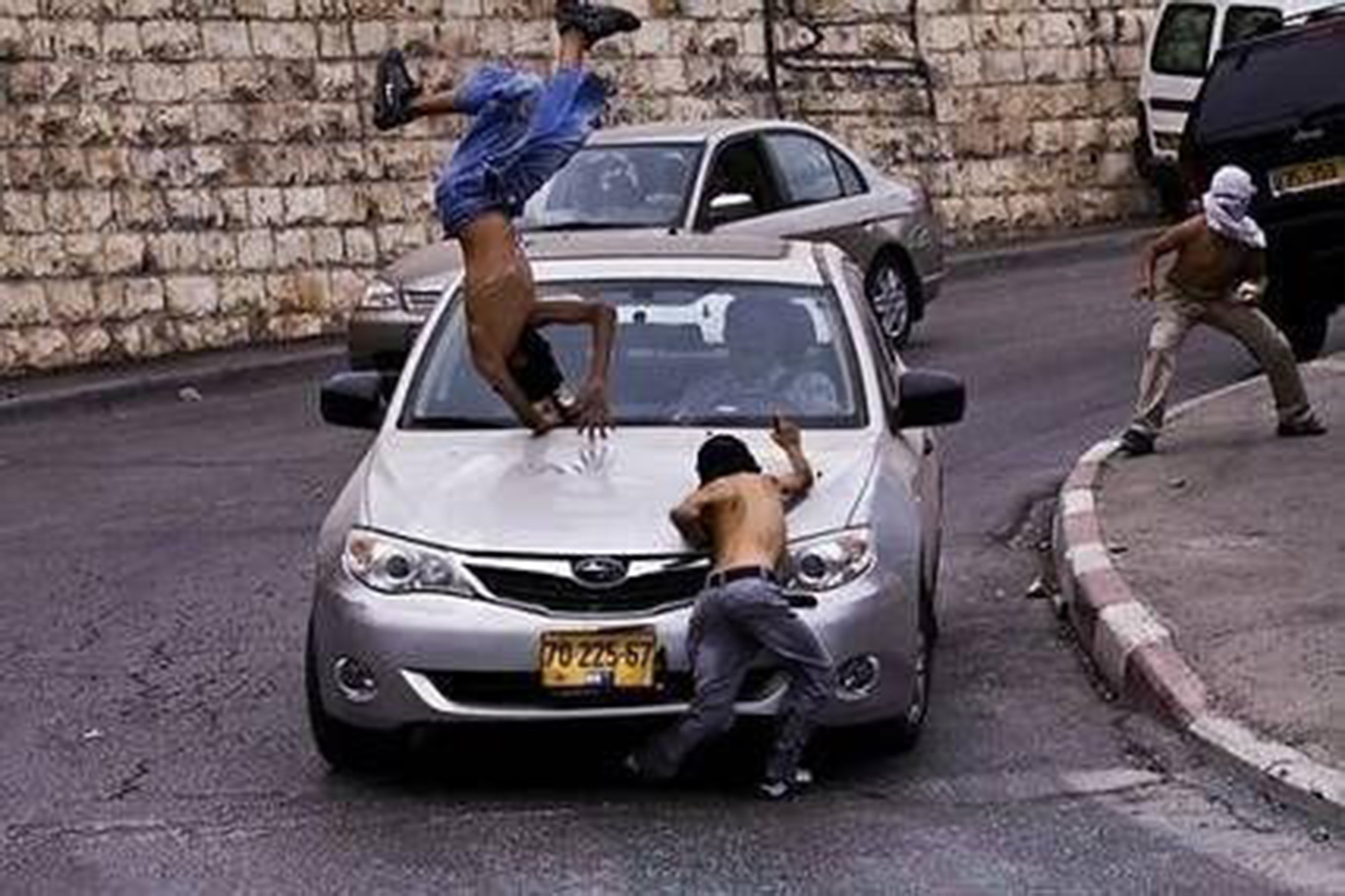 Siyonist işgalciler Filistinlileri araçla ezmeye çalıştı: 5 Yaralı