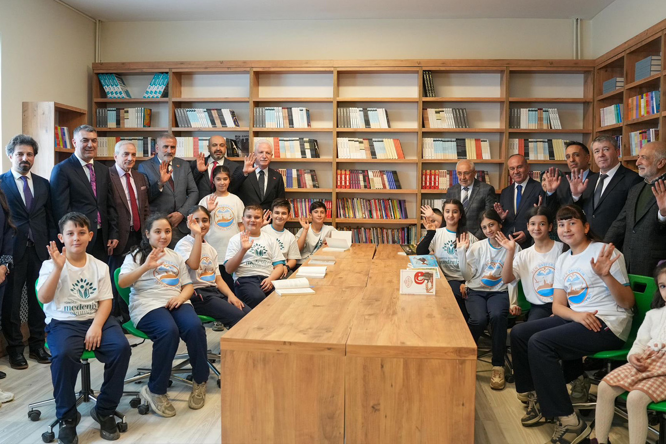Sultangazi'de "Ben Okuyorum, İstanbul Okuyor" kütüphanesi açıldı