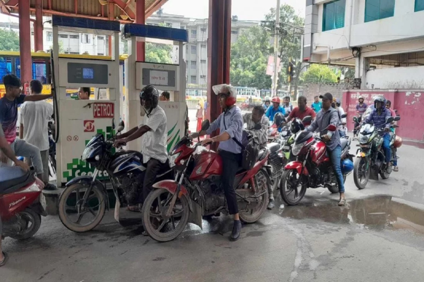 Bangladeş, yakıt krizi nedeniyle çalışma saatlerini azalttı