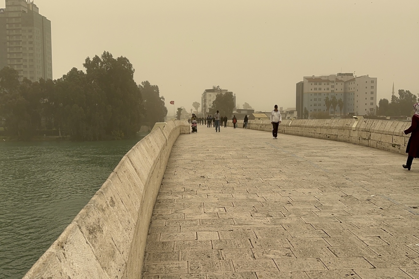 Libya kaynaklı toz fırtınası Adana'yı etkisi altına aldı