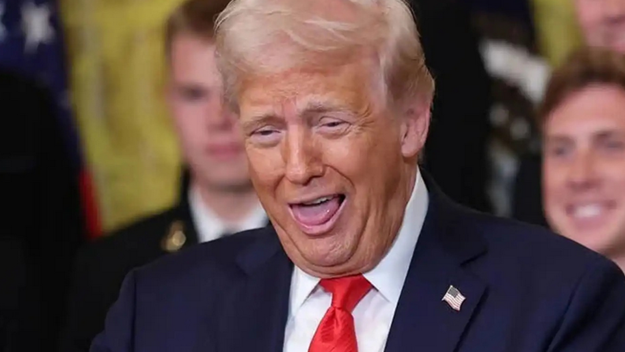 Trump, Macron ve eşiyle alay etti: Çenesine aldığı darbenin etkisinde