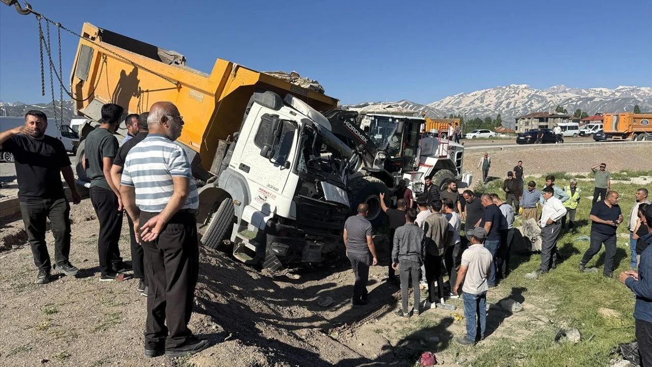 Kamyon ile minibüs çarpıştı! Ölü ve yaralılar var...