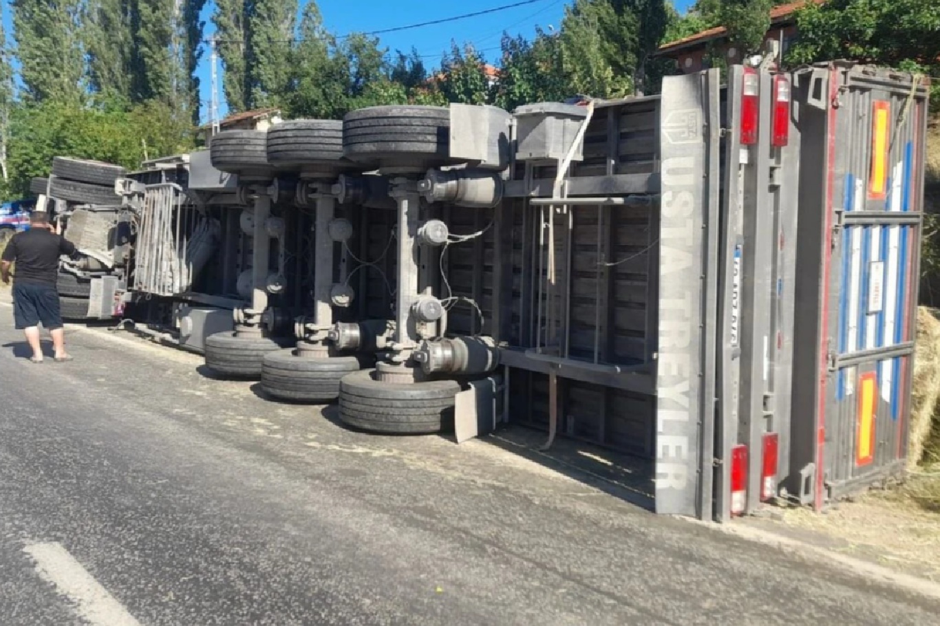 İzmir’de tır ile otomobil çarpıştı: Bir yaralı