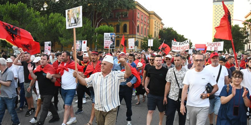 Arnavutluk'ta Zvernec'teki turizm projesine karşı gösteriler devam ediyor