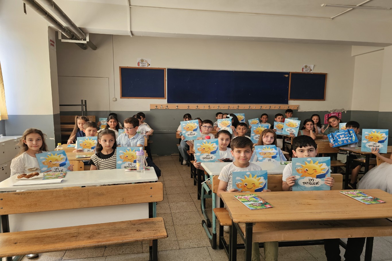 Bursa’da öğrenciler yaz tatiline karne sevinciyle başladılar