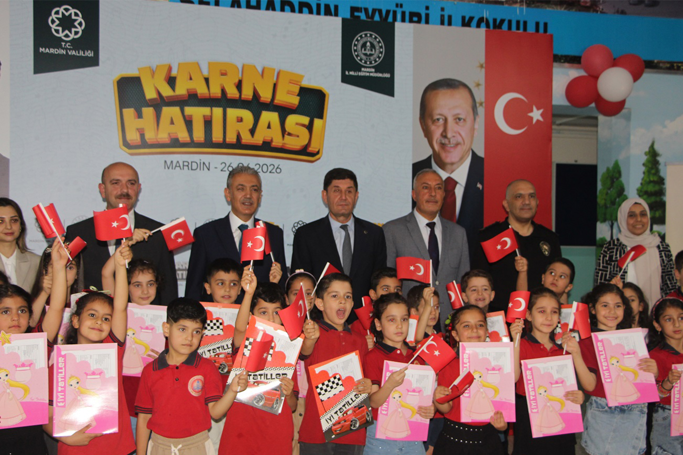 Mardin'de 235 bin öğrenci karnesine kavuştu