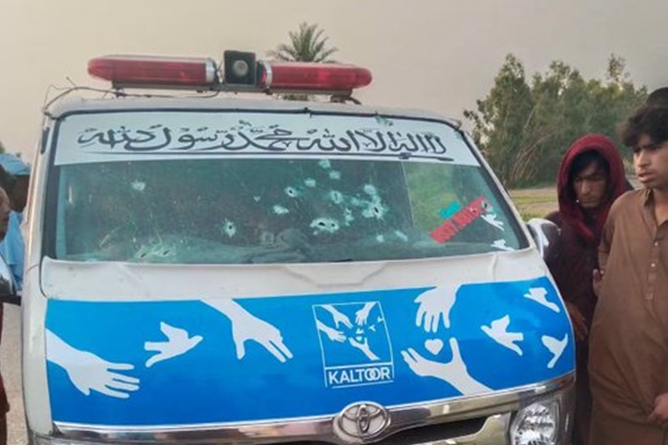 Pakistan'da ambulansa saldırı: 4 ölü