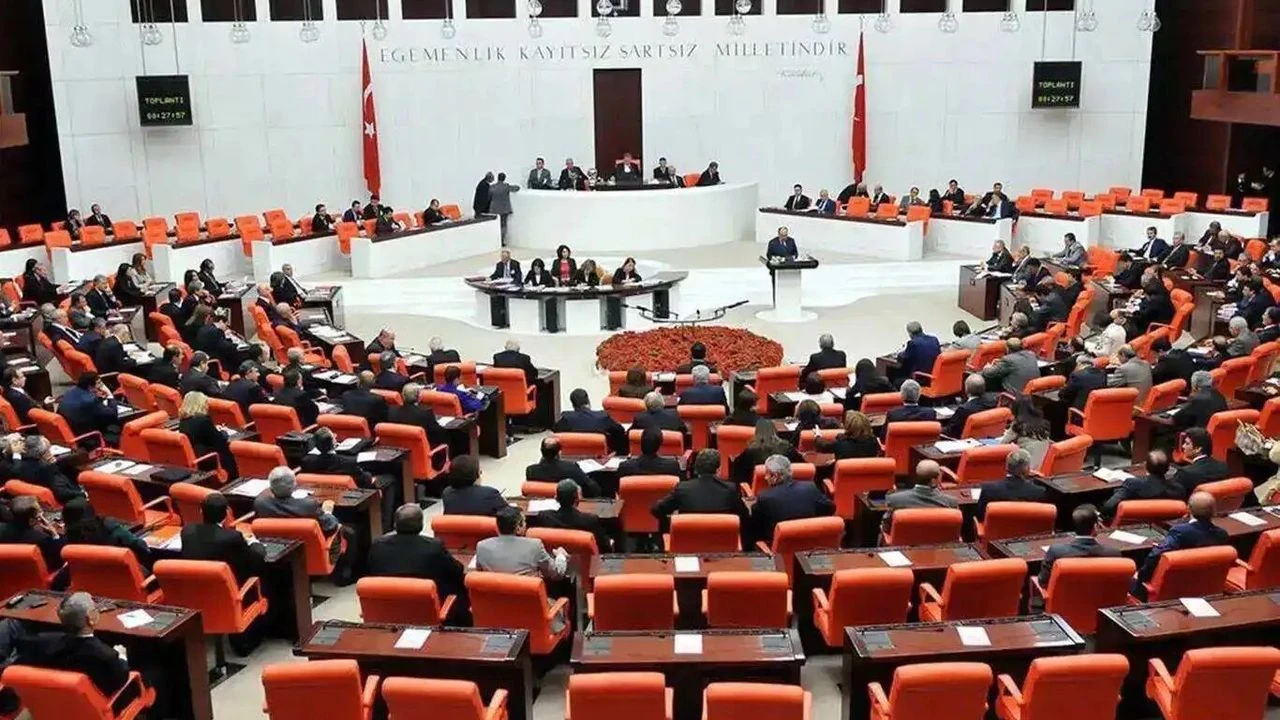 TBMM’de sandalye dağılımı değişti! Hangi partinin kaç vekili var?