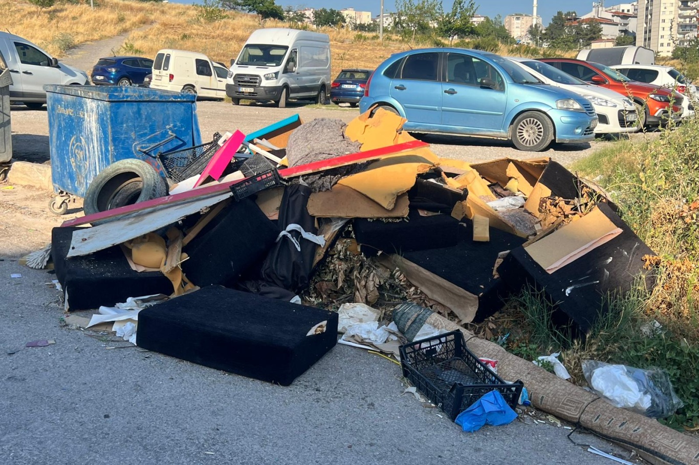 Buca’da çöp ve moloz yığını tepki çekti