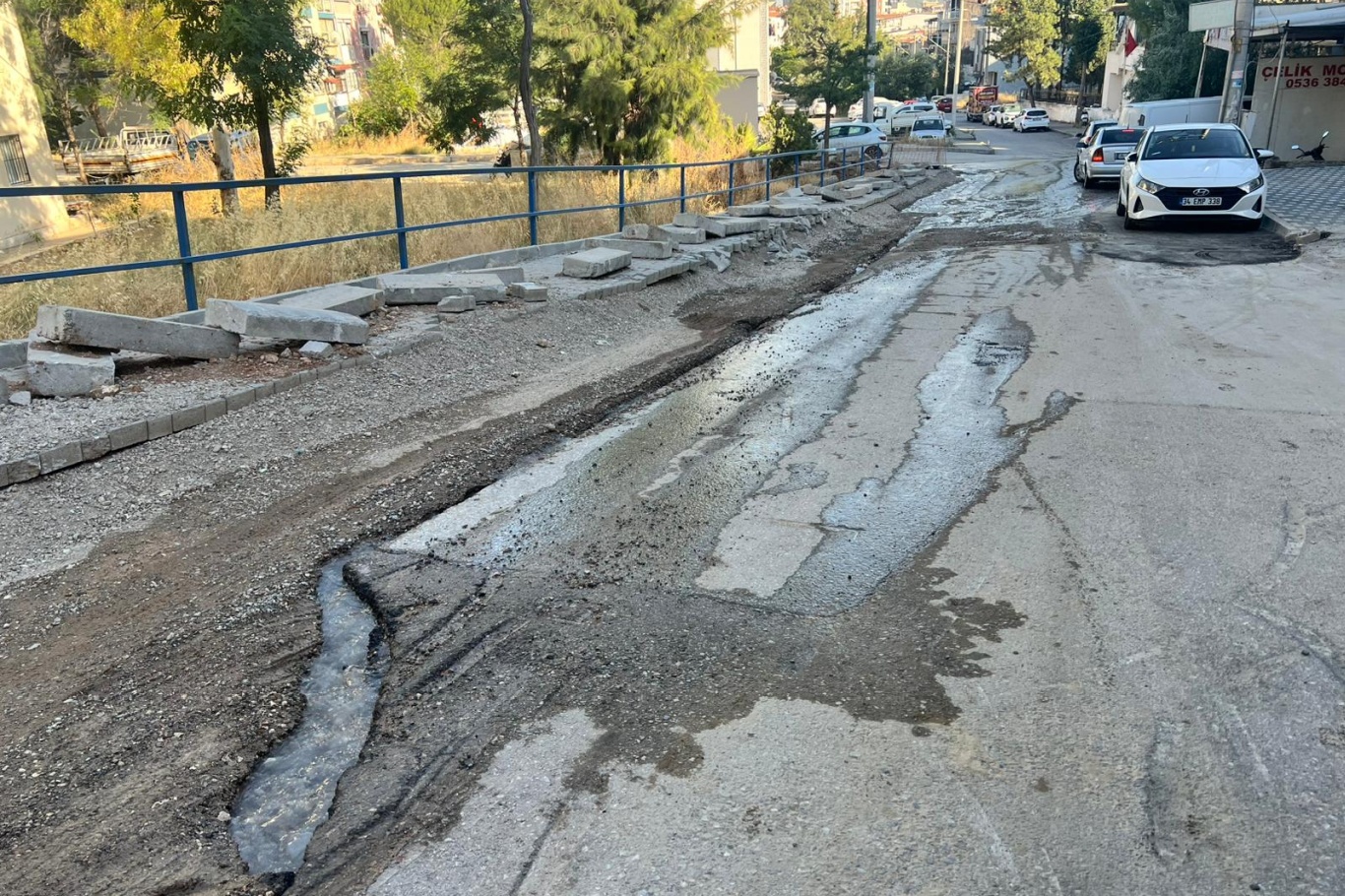Buca’da kaldırım çalışması sırasında su hattında hasar oluştu