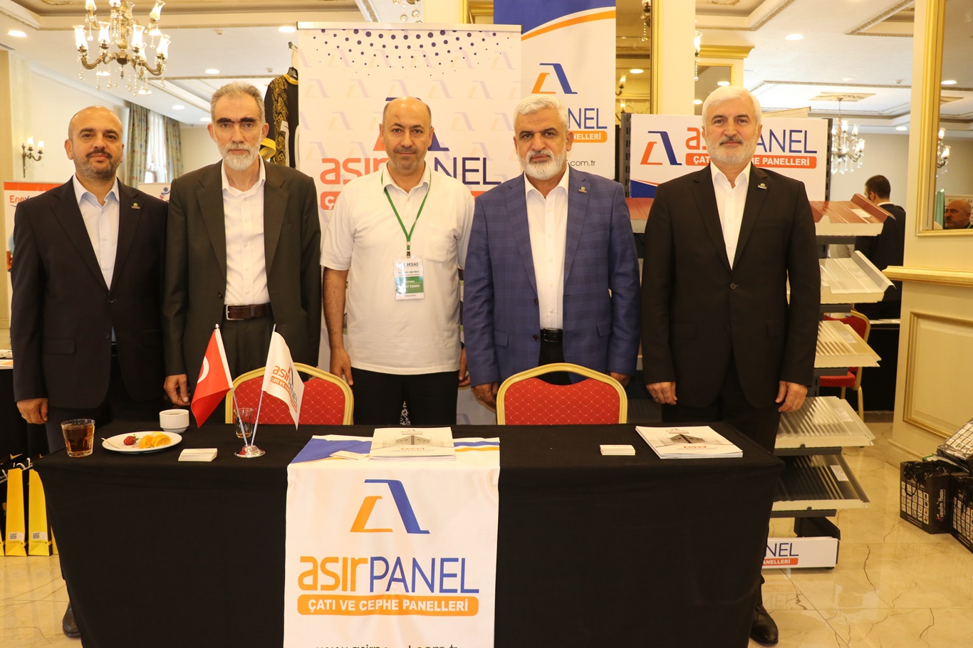 HAKSİAD Genel Başkanı Turgut, sektör temsilcilerinin tanıtım stantlarını ziyaret etti