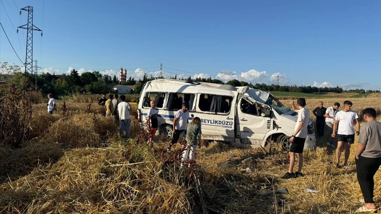 Yolcu minibüsü devrildi: Çok sayıda ölü ve yaralı var
