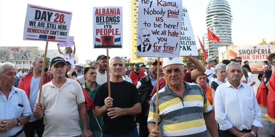 Arnavutluk'ta Zvernec'teki turizm projesine karşı gösteriler sürüyor