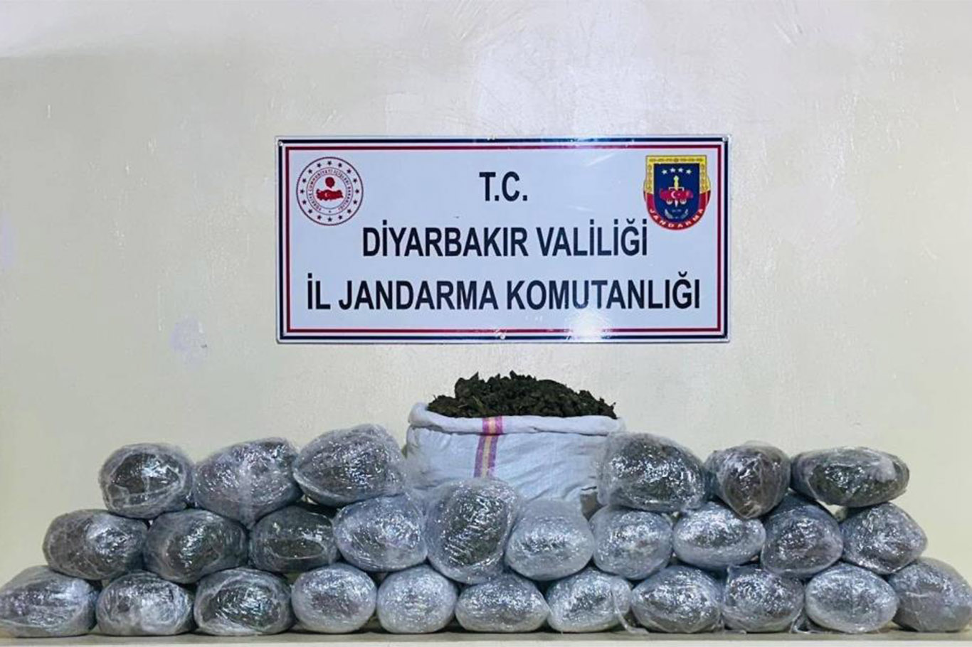 Diyarbakır'da yaklaşık 55 kilo esrar ve metamfetamin ele geçirildi