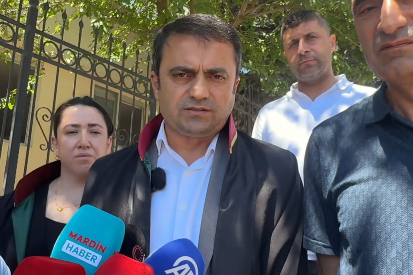 Evlerinde ölü bulunan ailenin davasında 2 sanığa tahliye kararı: Ailenin yakınları ve avukatlardan sert tepki