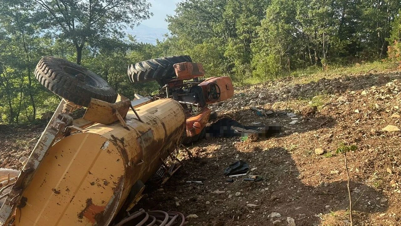 Traktör Devrildi: Sürücüsü Olay Yerinde Can Verdi
