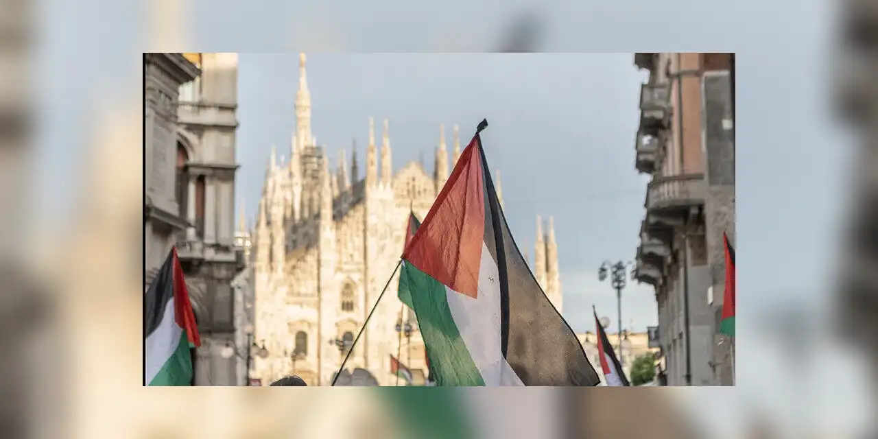 Milano'da bir kişi, Filistin bayrağı renklerindeki paraşütüyle Duomo Katedrali'nden atlayış yaptı