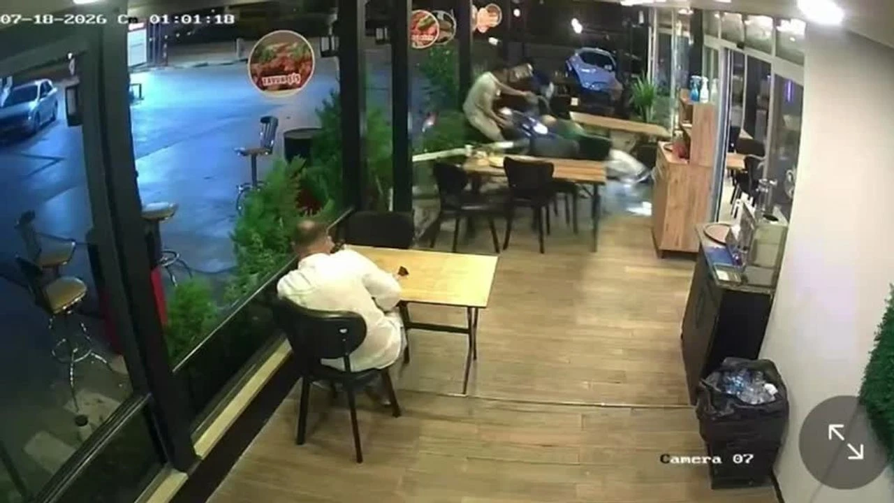 Motosikletle lokantaya girip yemek yiyen müşteriye çarptı