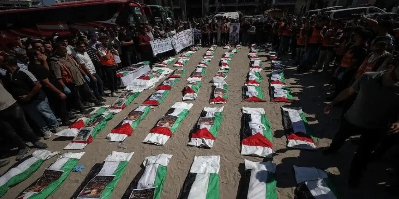 Katil İsrail'in katlettiği ve enkazdan çıkarılan 50 Filistinlinin naaşı toprağa verildi