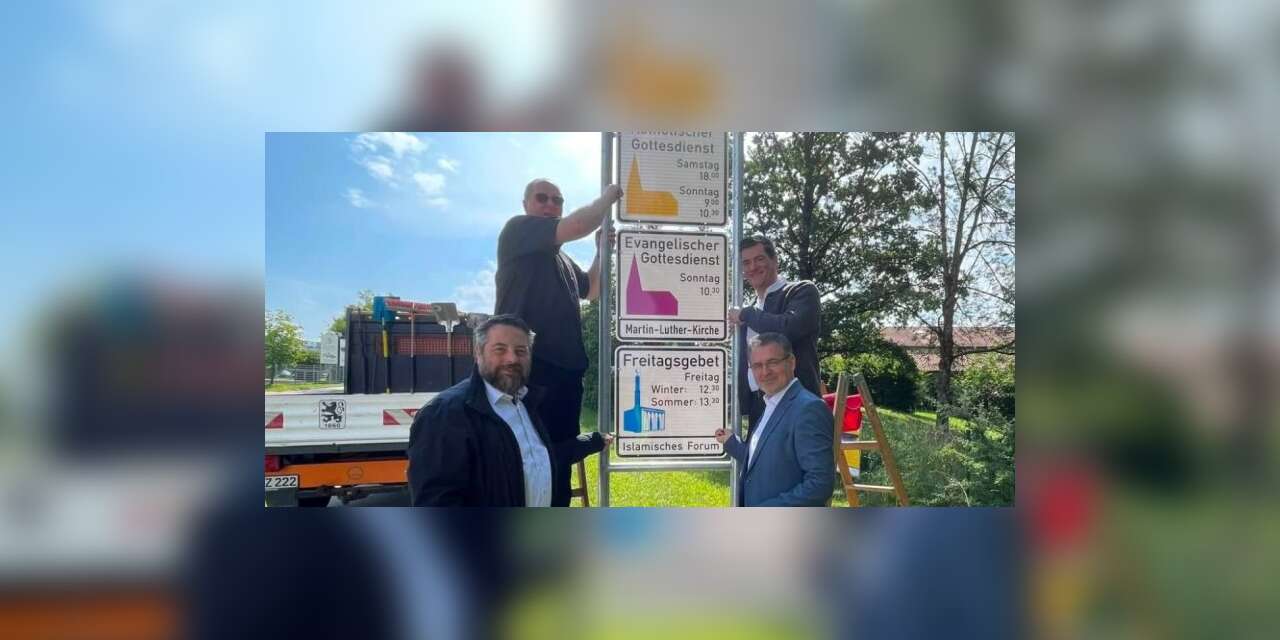 Almanya’da bir belediye ilk kez camiye yönlendirme ve namaz vakitleri tabelası astı