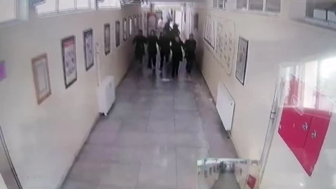 Diyarbakır'da deprem anı okulun güvenlik kamerasına yansıdı