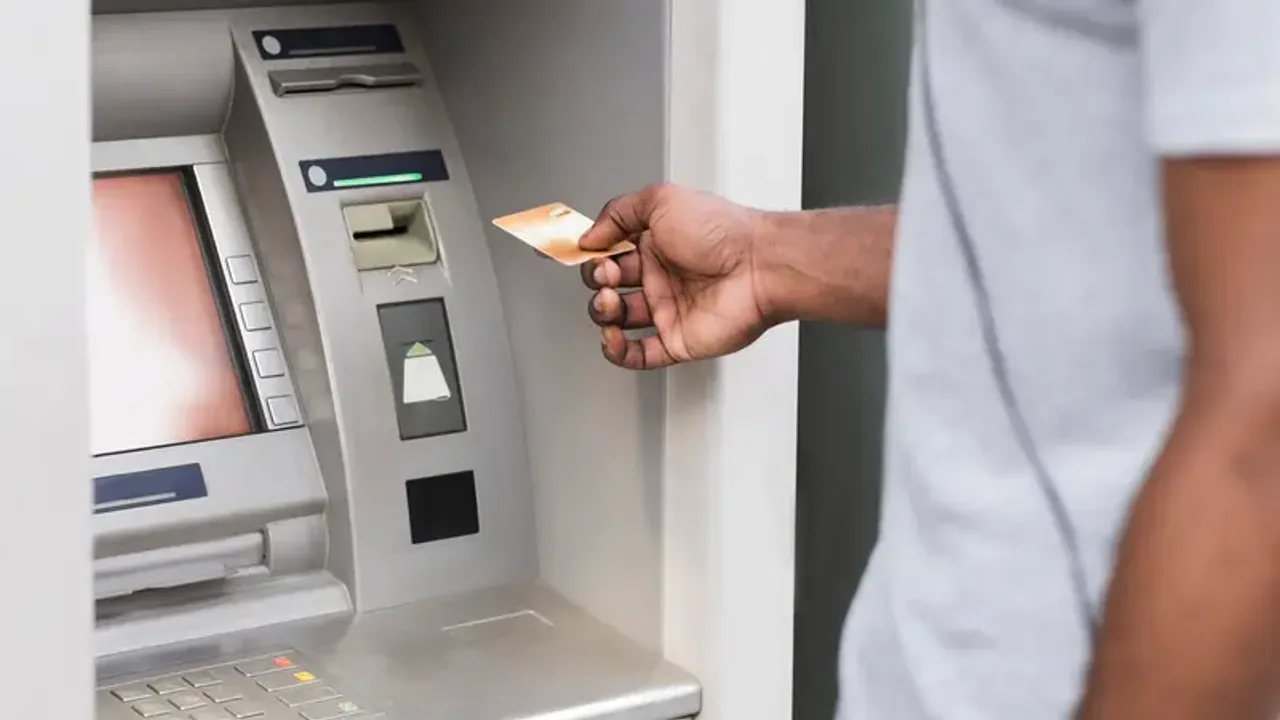 Bu ATM müşterilerine çekmek istedikleri paranın iki katını veriyor