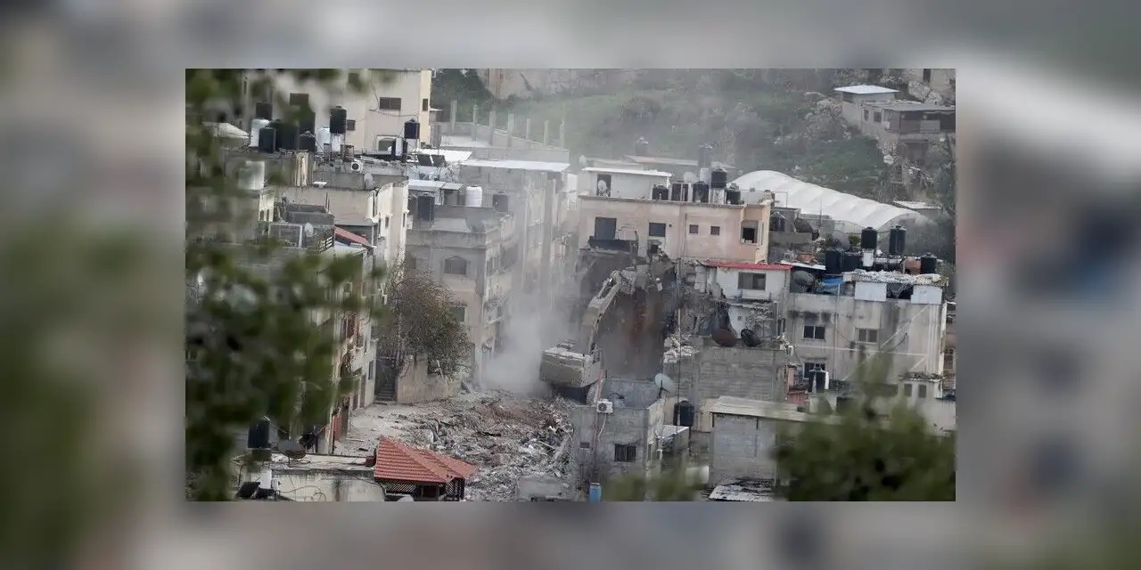 İşgalci İsrail, Batı Şeria'daki Tubas'ta bazı yapıları yıktı, Filistinlilere ait 30 yapı için yıkım tebligatı gönderdi
